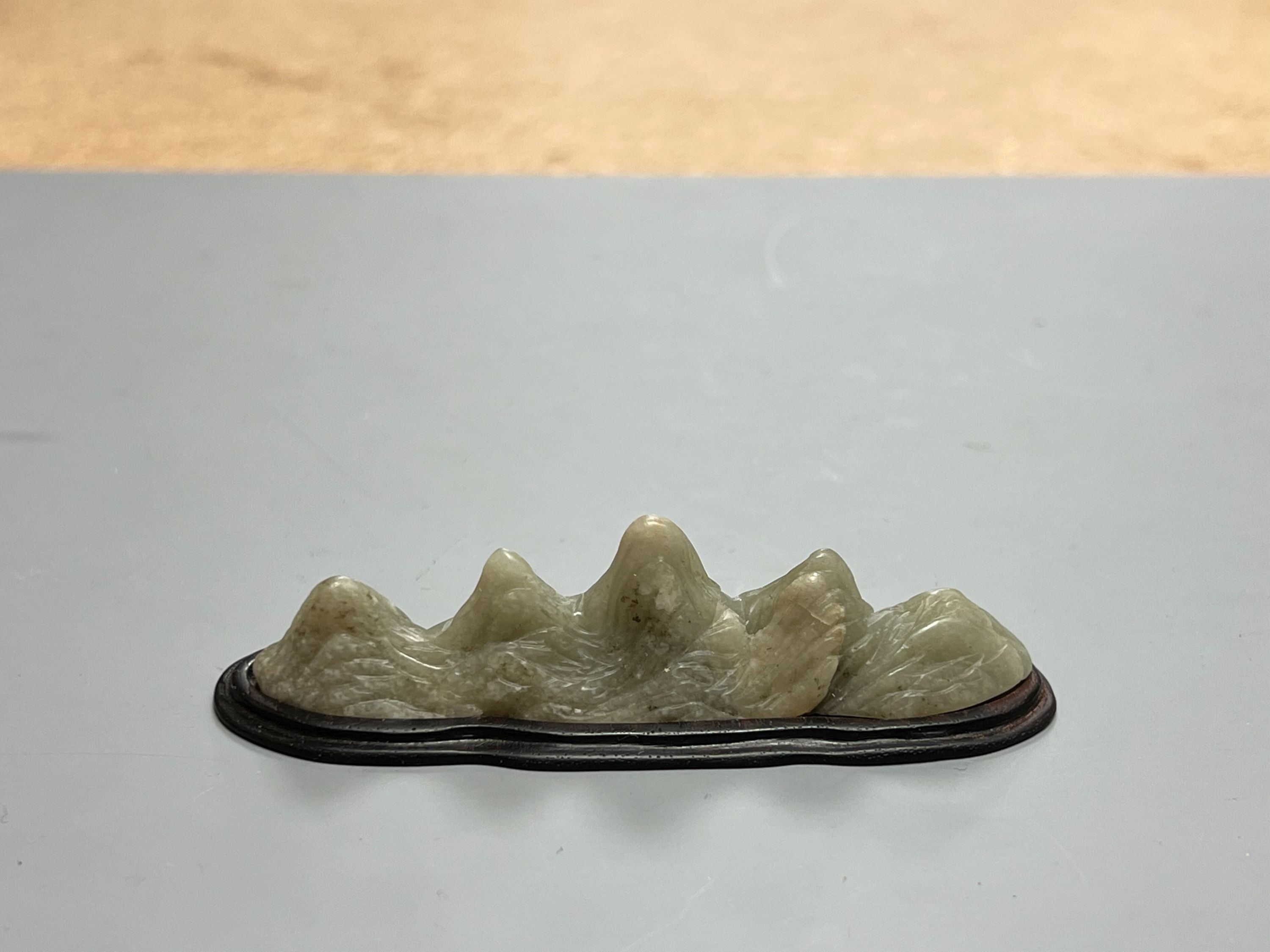 A Chinese jade ‘mountain peaks’ brushset, wood base 8.5cm